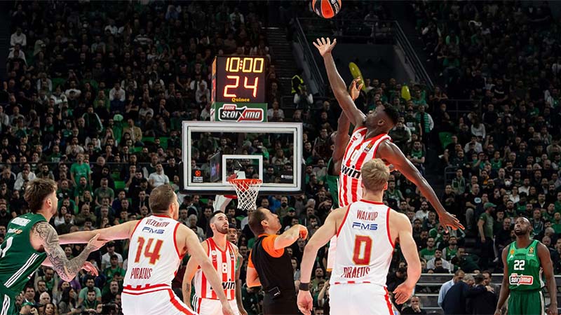 basketball players playing on court